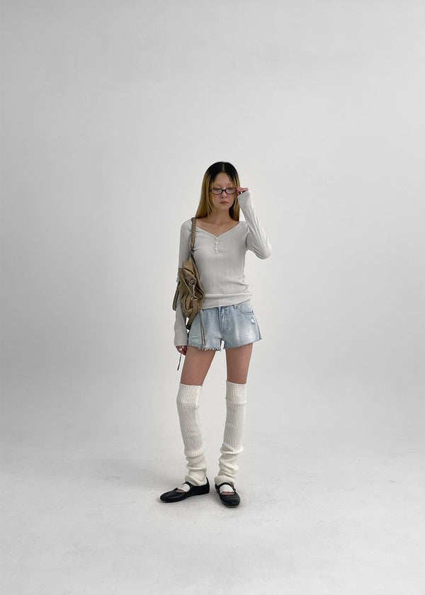 Netsua V-neck Button-up Long-sleeve T-shirt