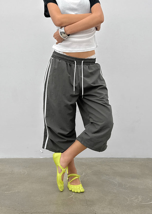 (UNISEX) Gaze Track Nylon Bermuda Shorts