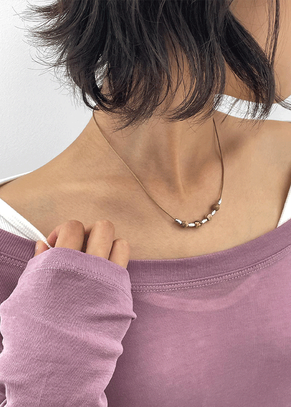 Le Coup Ethnic Mini Ball String Necklace