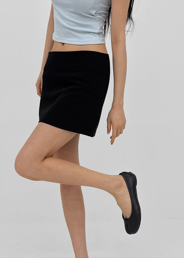 Flopping low-waisted mini skirt