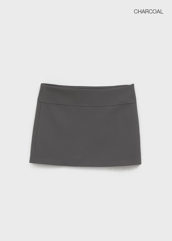 Flopping low-waisted mini skirt