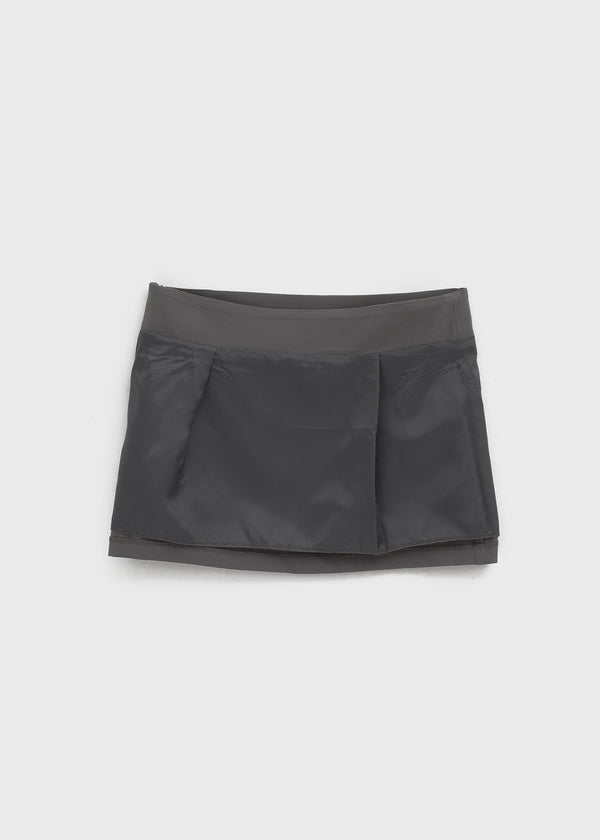 Flopping low-waisted mini skirt