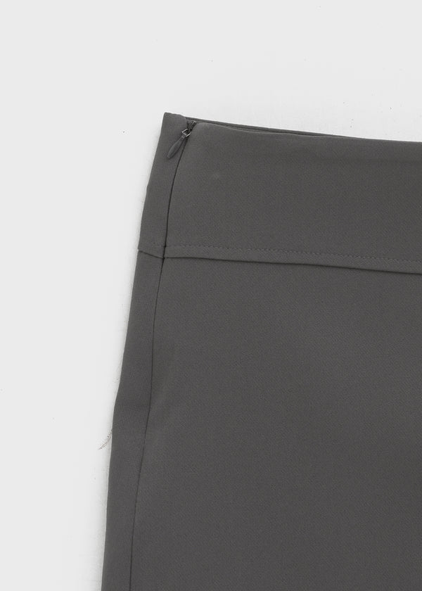 Flopping low-waisted mini skirt