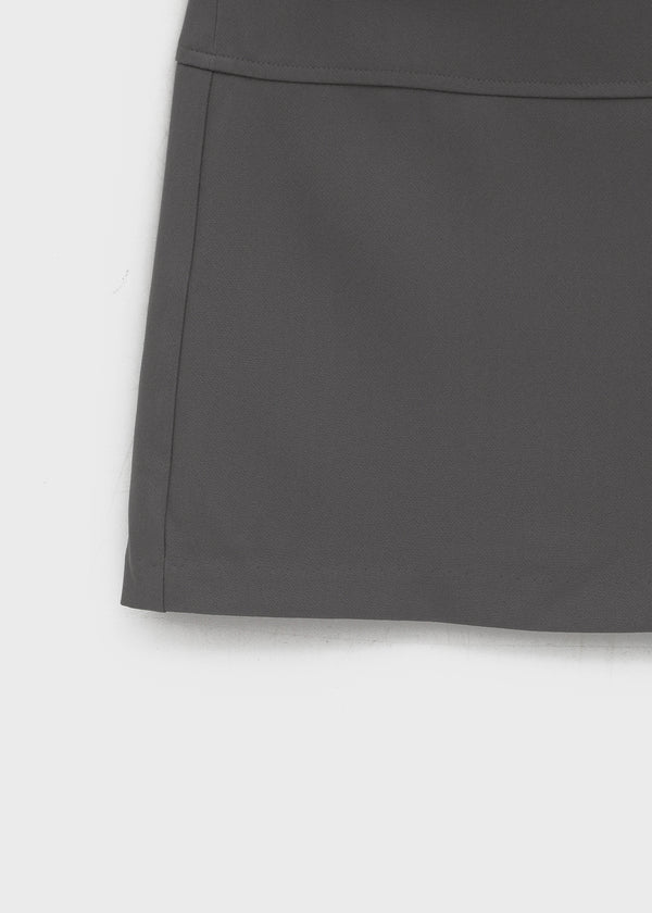 Flopping low-waisted mini skirt