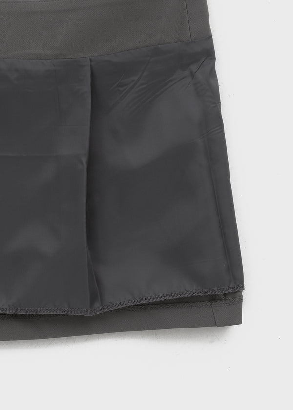 Flopping low-waisted mini skirt