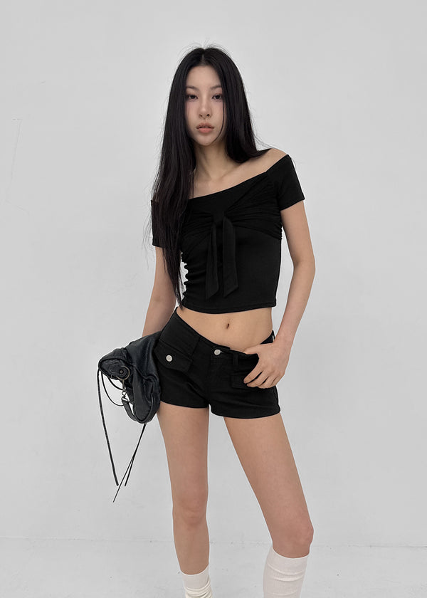 Short-sleeved off-shoulder ribbon tee