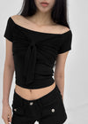 Short-sleeved off-shoulder ribbon tee