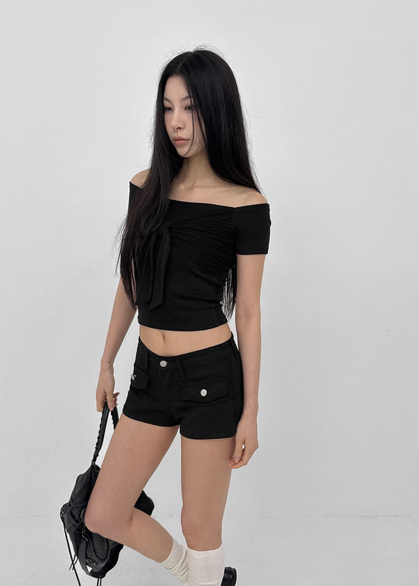 Short-sleeved off-shoulder ribbon tee
