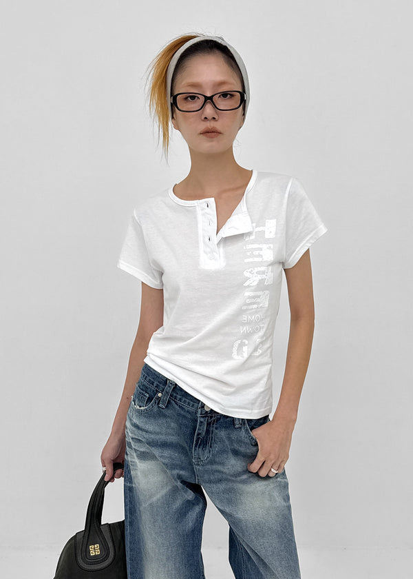 Kussyong Lettering Henley Neck Short Sleeve Tee