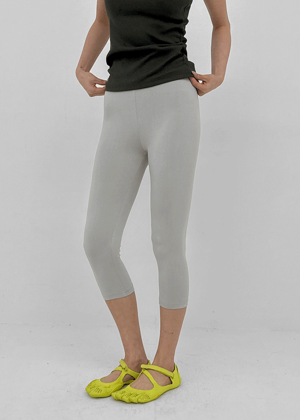 Defeat Capri Leggings