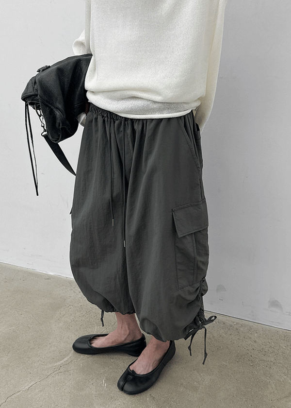 (UNISEX) Kanchok Shirred Cargo Nylon Bermuda Shorts