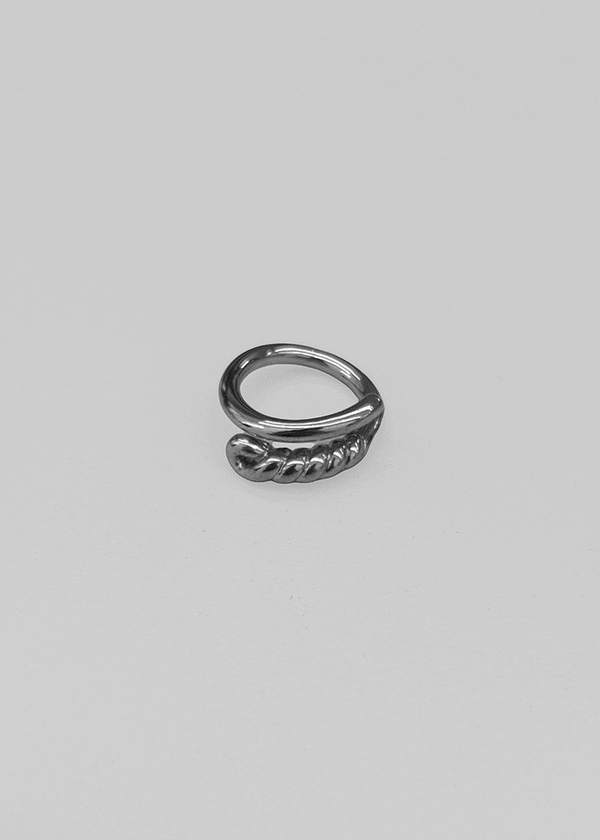 Pamong Twisted Layered Ring