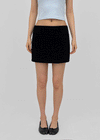 Flopping low-waisted mini skirt