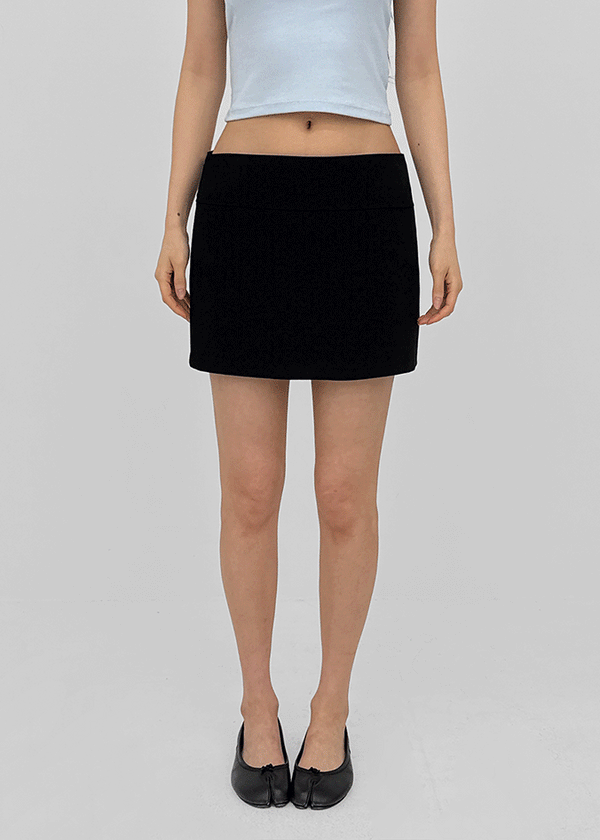 Flopping low-waisted mini skirt